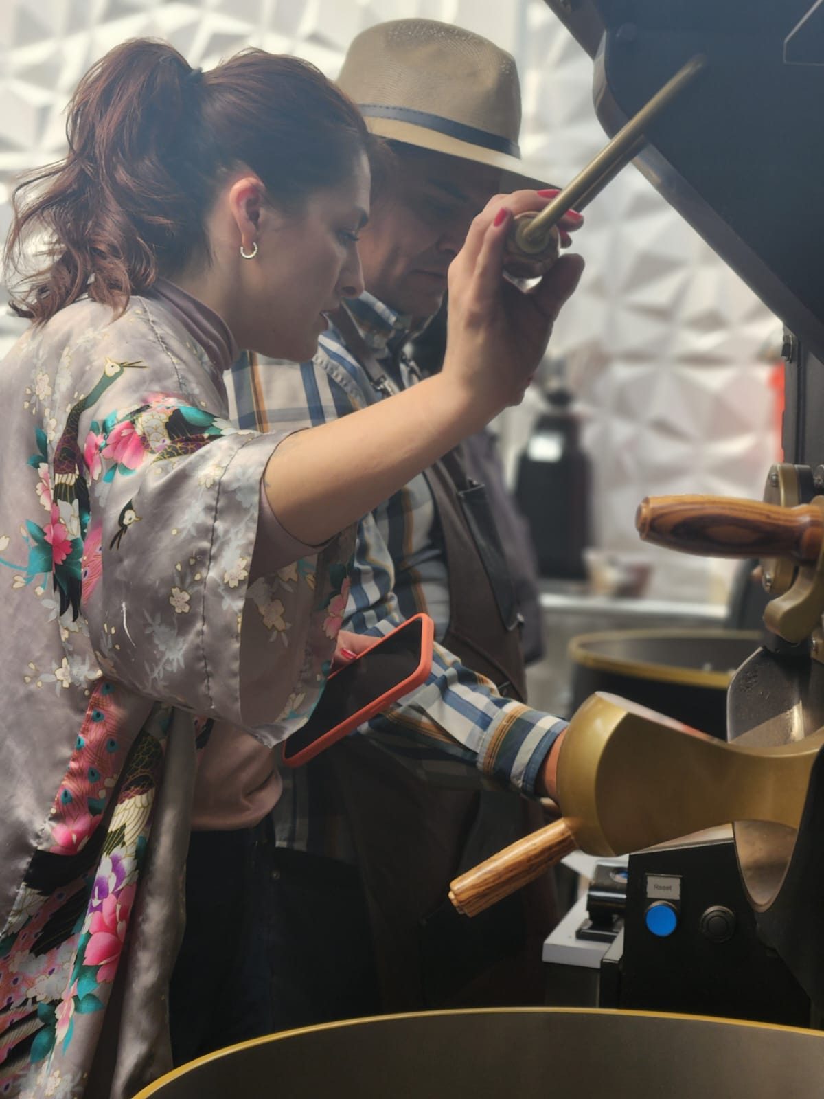 Preparación de café en barra con equipo profesional